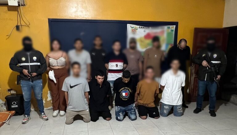 Cayeron 12 peligrosos delincuentes en Santa Ana: Operativo del Bloque de Seguridad neutraliza brazo armado en Manabí