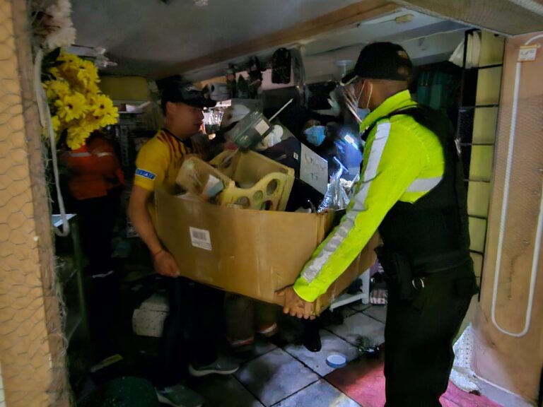 Policía Nacional despliega capacidad operativa en Riobamba ante emergencia por incendio estructural para garantizar la seguridad y la paz social