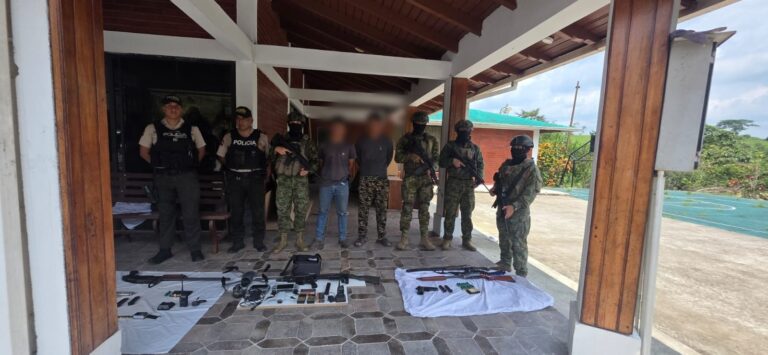 Policía Nacional ejecuta intervención en Puerto Quito y aprehende a ciudadanos por tenencia ilegal de armas