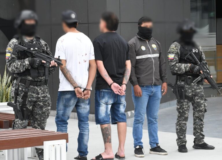 Dos presuntos integrantes de “Los Lobos” fueron aprehendidos durante un allanamiento en Pomasqui