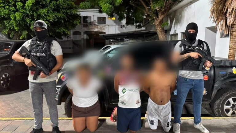 Tres aprehendidos por presunto secuestro y robo de un vehículo en Manabí