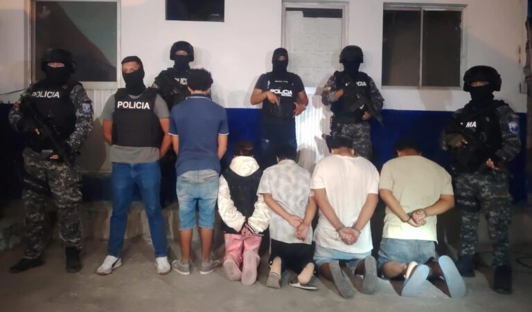 POLICÍA NACIONAL APREHENDE A CUATRO PERSONAS Y AÍSLA A UN ADOLESCENTE EN SANTA ELENA