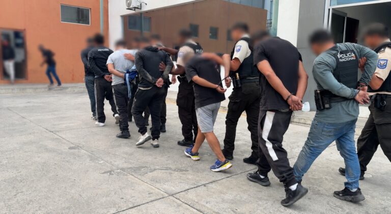 Siete aprehendidos en flagrancia por presunto robo a joyería en Manta