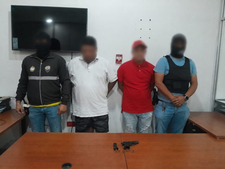 Aprehendimos a dos presuntos integrantes de “Los Águilas” con un arma de fuego en Guayaquil