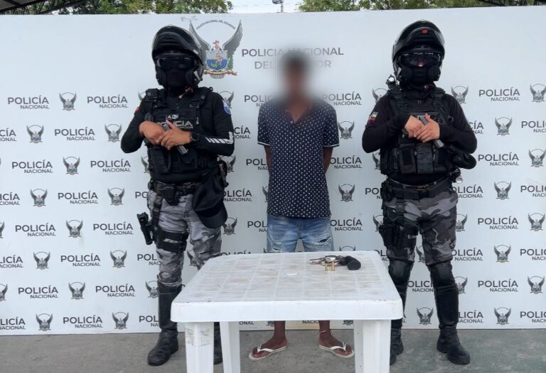 Aprehendido con un arma de fuego y presuntamente vinculado a un asalto en Esmeraldas