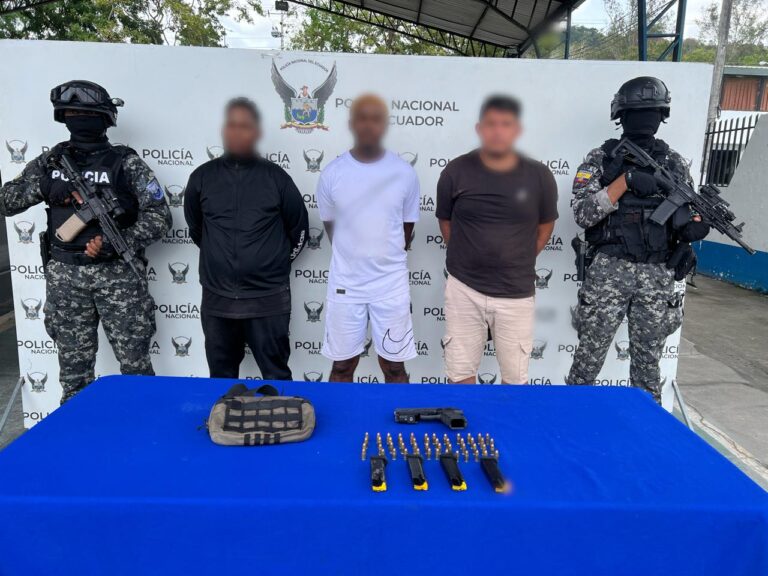 Persecución ininterrumpida permite la aprehensión de tres sujetos en poder de un arma de fuego y 52 cartuchos en Esmeraldas