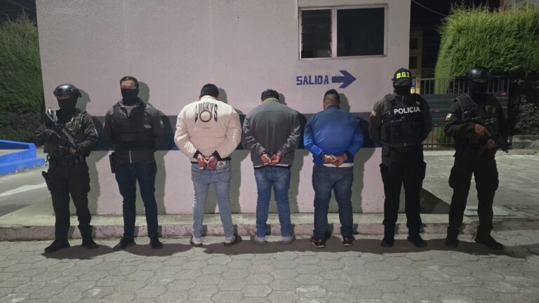 Operativo investigativo permite detener a tres ciudadanos por presunta asociación ilícita en Carchi