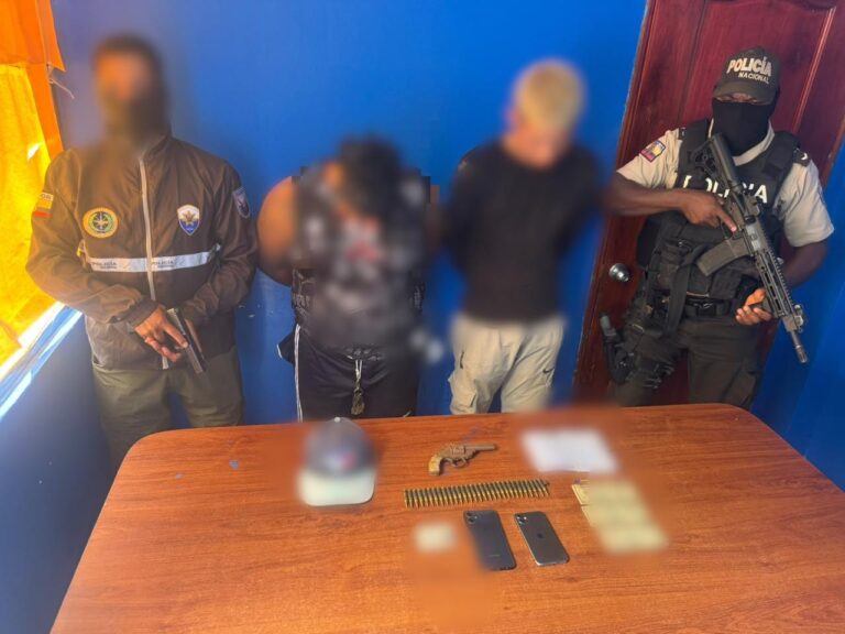 Aprehendimos a dos sujetos implicados en el delito de extorsión y tenencia ilegal de armas de fuego y municiones en Esmeraldas