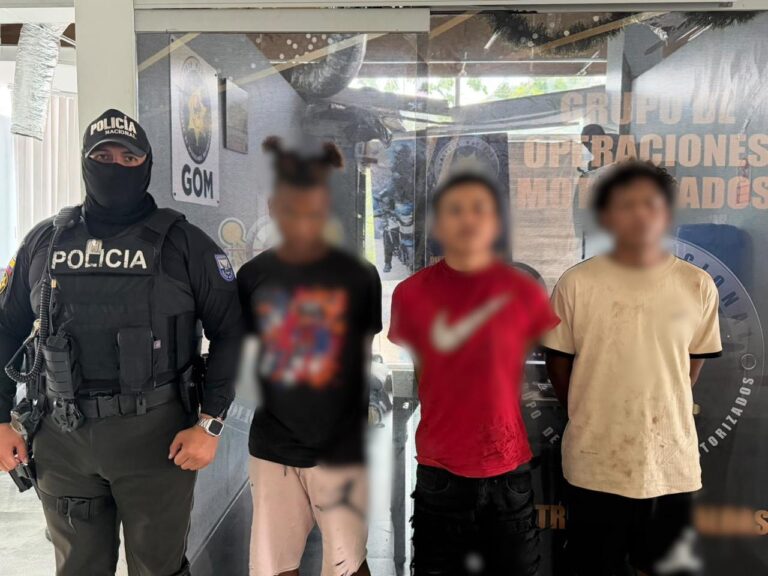 Tres aprehendidos y una motocicleta recuperada tras intervención policial en Esmeraldas