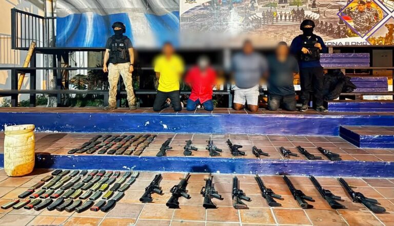 Policía Nacional desarticuló centro de acopio de armas y aprehendió a presuntos implicados en Guayas