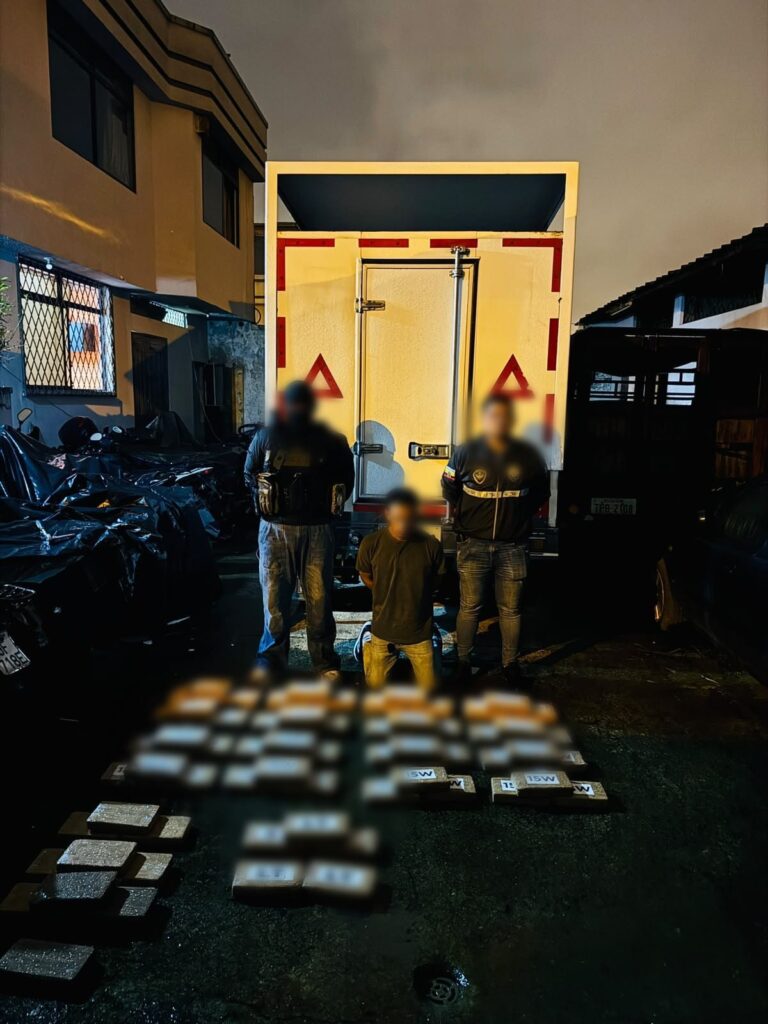 Policía Nacional frena el tráfico de drogas con la incautación de más de 70 kilos de cocaína en Santo Domingo de los Tsáchilas
