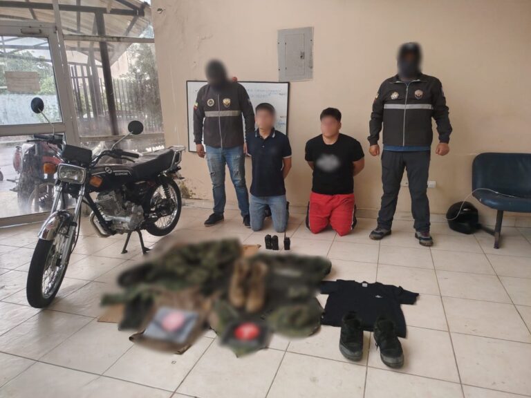 Aprehendimos a dos presuntos integrantes de “Los Lobos” vinculados a la incineración del vehículo de una servidora pública en La Maná