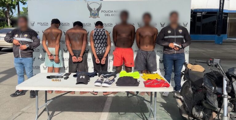 Cinco aprehendidos presuntos integrantes del GDO “Las Águilas”, por su presunta participación en hechos de extorsión a locales comerciales en Esmeraldas