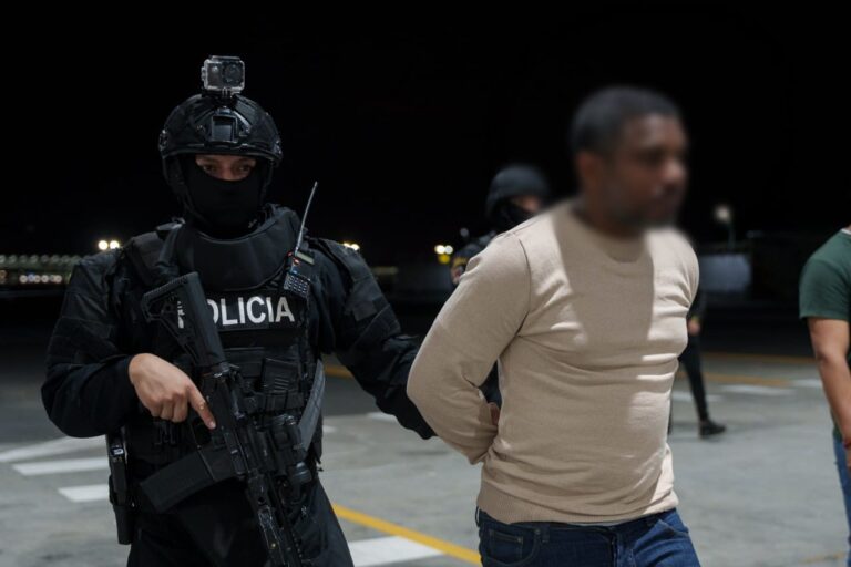 La Policía Nacional del Ecuador ejecutó la operación «Gran Fénix 56» y trasladó al país a un Objetivo de Alto Valor vinculado a investigaciones por delincuencia organizada y asesinato