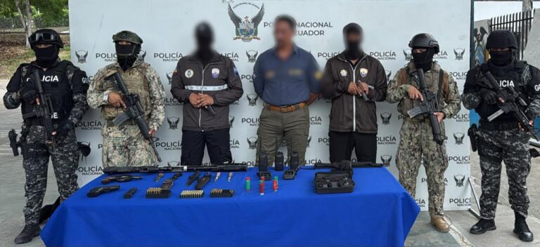 Aprehendimos a un ciudadano e incautamos armas de fuego, municiones y otros indicios en Esmeraldas