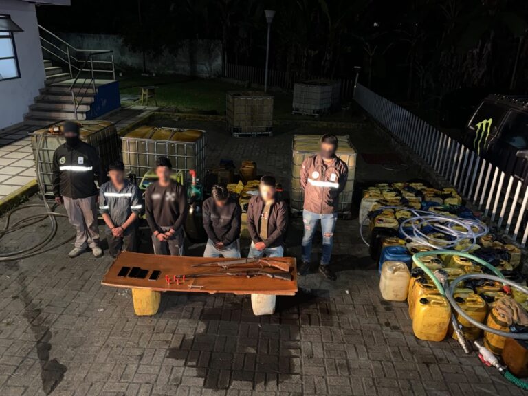 Aprehendimos a cuatro sujetos vinculados al abastecimiento, comercialización y tráfico de combustible para actividades de minería ilegal en Pichincha
