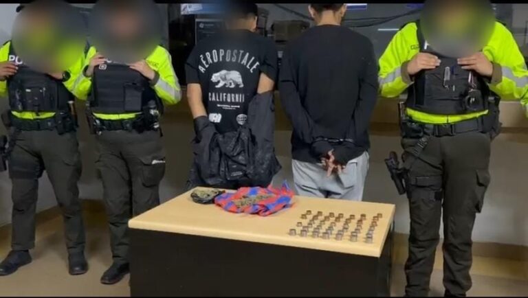 POLICÍA APREHENDE A TRES CIUDADANOS EN ALAUSÍ