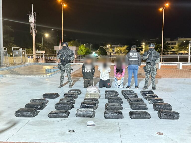 Aprehendimos a tres presuntos integrantes de un grupo delictivo con 64 bultos de sustancia vegetal y un arma de fuego en Tungurahua