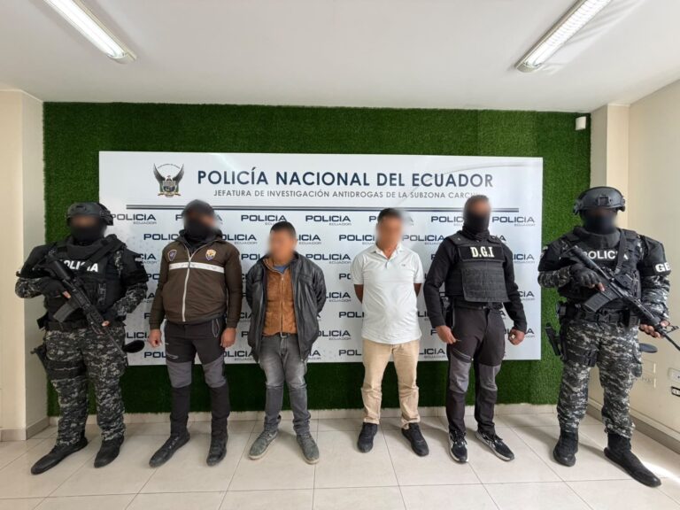 Dos presuntos integrantes de “Los Lobos” fueron aprehendidos con más de 87 mil dosis de cocaína en Carchi