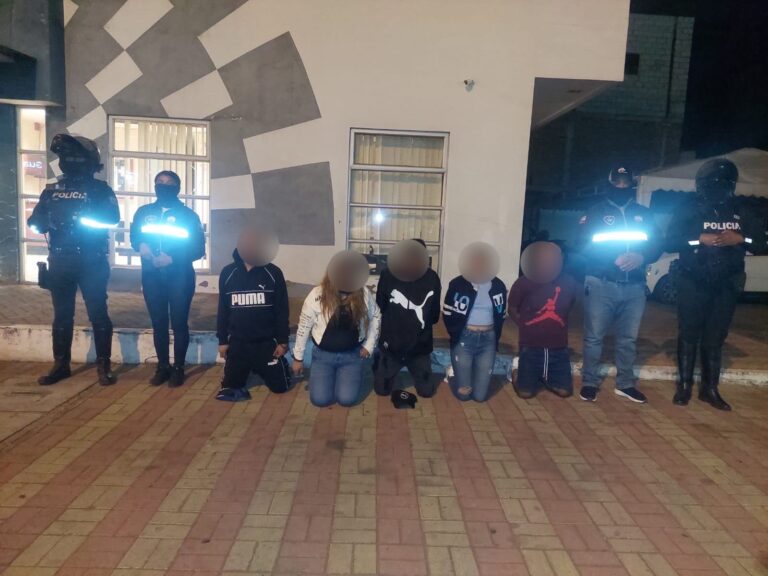 Operativo “Cero Impunidad” deja cinco aprehendidos y más de 800 dosis de sustancias sujetas a fiscalización en Riobamba