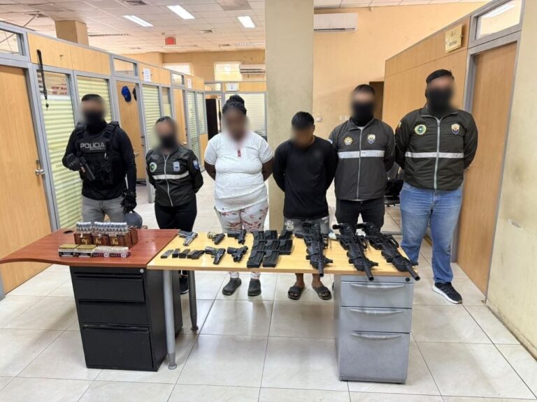 Policía Nacional afecta la logística del GDO “Chone Killers”: dos aprehendidos, fusiles y municiones incautadas en Durán