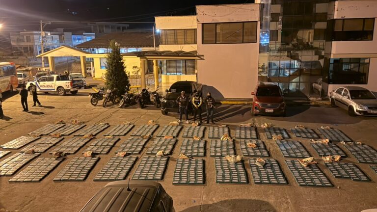 Policía Nacional decomisa 1,8 toneladas de cocaína ocultas en un furgón accidentado en la vía Guaranda – Riobamba