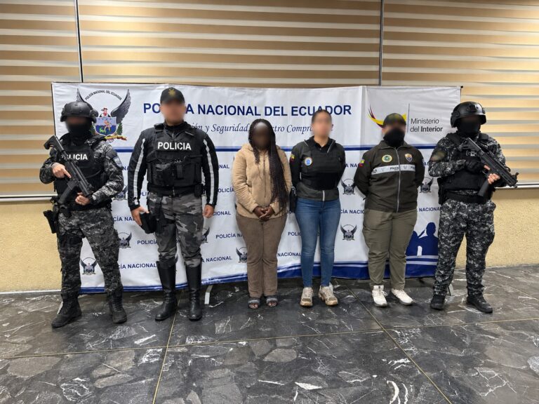Aprehendimos a presunta expendedora vinculada a “Los Lobos” durante operativo en el norte de Quito
