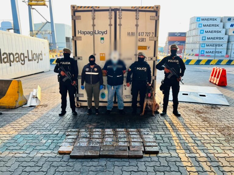 Policía Nacional decomisa más de 357 mil dosis de cocaína ocultos en paneles de contenedor con fruta rumbo a Europa