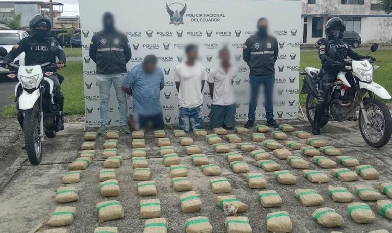 Tres sujetos fueron aprehendidos mientras transportaban 79,1 kilos de marihuana en Esmeraldas