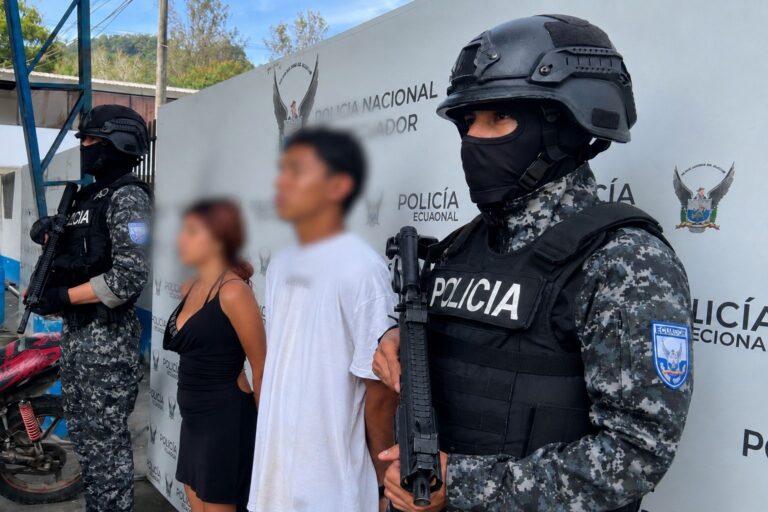 Aprehendimos a dos sujetos e incautamos un arma de fuego y dos motocicletas reportadas como robadas en Esmeraldas