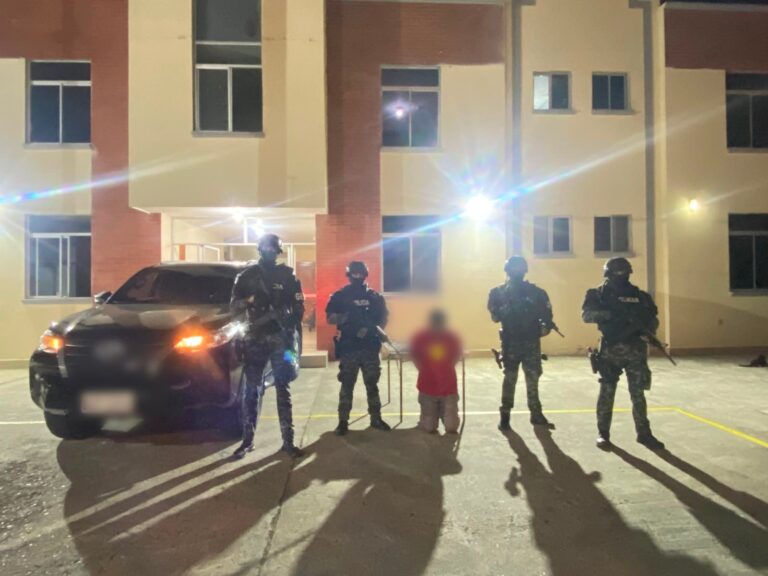 Policía halló armas, municiones y equipos de comunicación ocultos en un vehículo en El Oro
