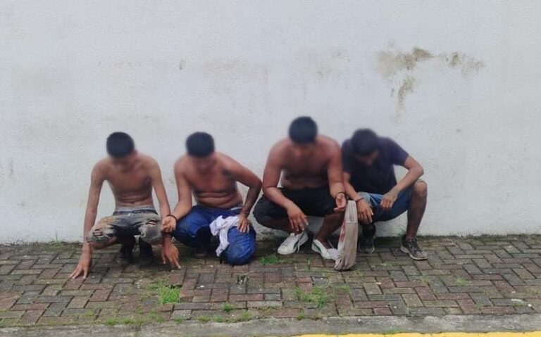 Pronta acción policial permite recuperar motocicleta y aprehender a cinco personas en Los Ríos