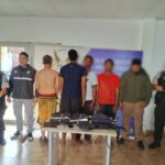 Policía Nacional neutraliza a presuntos implicados en secuestro y decomisa armas, municiones y prendas policiales falsas en el cantón Colimes