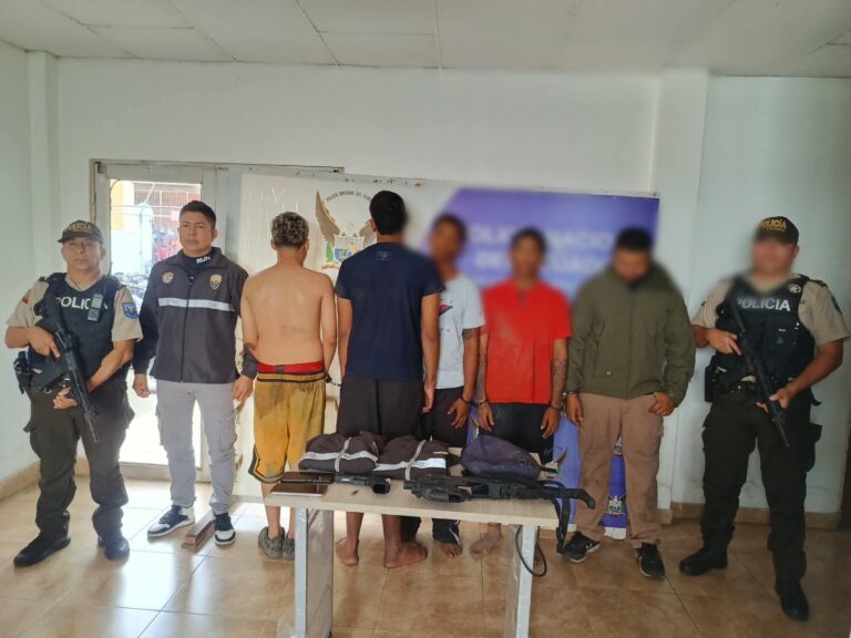 Policía Nacional neutraliza a presuntos implicados en secuestro y decomisa armas, municiones y prendas policiales falsas en el cantón Colimes