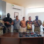 POLICÍA APREHENDE A TRES PRESUNTOS INTEGRANTES DE “LOS CHONEROS” Y DECOMISA CUATRO ARMAS DE FUEGO EN MANABÍ