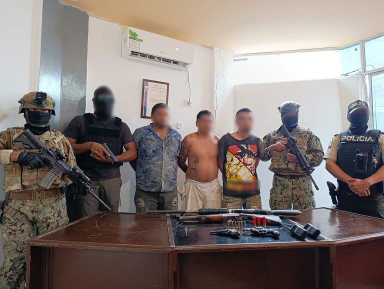 POLICÍA APREHENDE A TRES PRESUNTOS INTEGRANTES DE “LOS CHONEROS” Y DECOMISA CUATRO ARMAS DE FUEGO EN MANABÍ