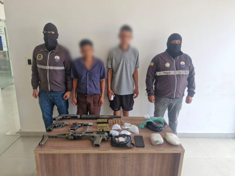 Aprehendimos a dos presuntos antisociales y decomisamos armas, municiones y droga en Jipijapa