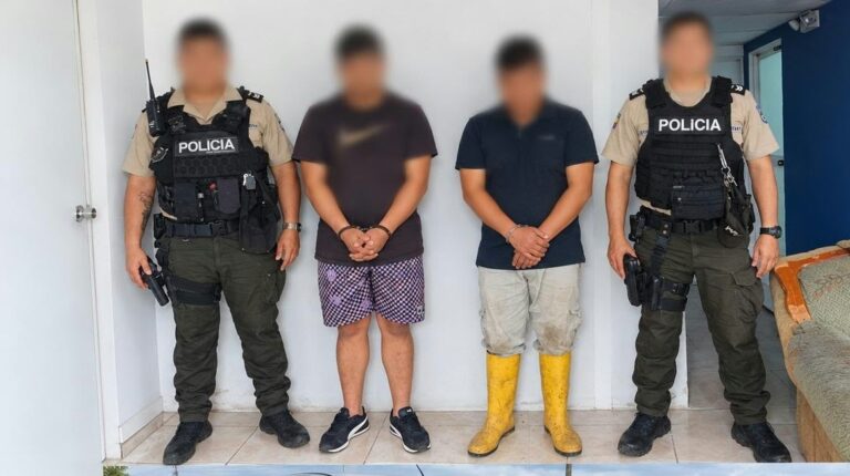 En Los Ríos:  Policía Nacional recuperó una camioneta robada y aprehendió a dos presuntos integrantes de “Los Lobos”