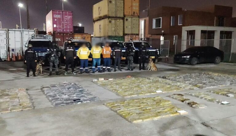 Policía Nacional aprehendió a cuatro trabajadores portuarios e incautó cerca de una tonelada de cocaína que tenía como destino Francia